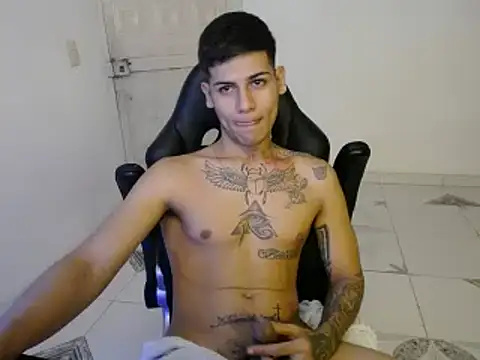 Snapshot of Clyde019 chatting on 12/31/24, 01:15 Clyde019 online show from 12/31/24, 01:15