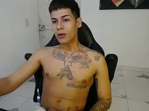 Snapshot of Clyde019 chatting on 01/05/25, 04:47 Clyde019 online show from 01/05/25, 04:47