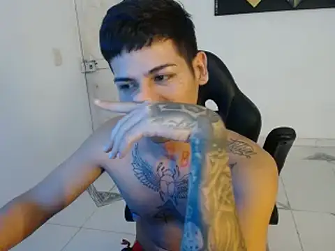 Snapshot of Clyde019 chatting on 01/17/25, 05:19 Clyde019 online show from 01/17/25, 05:19