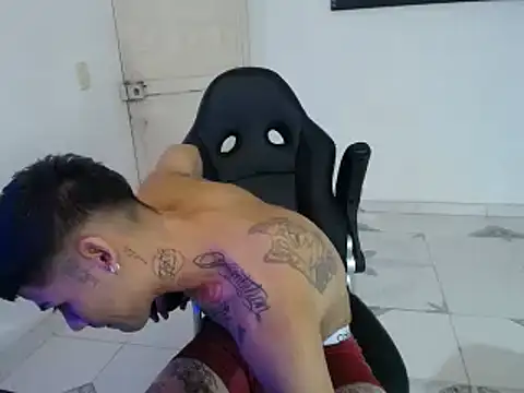 Snapshot of Clyde019 chatting on 01/24/25, 04:17 Clyde019 online show from 01/24/25, 04:17