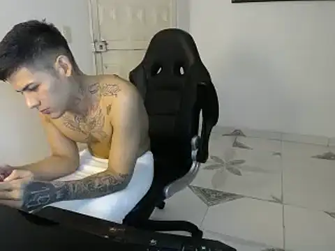 Snapshot of Clyde019 chatting on 02/14/25, 05:09 Clyde019 online show from 02/14/25, 05:09