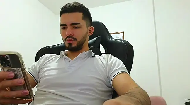 Snapshot of Massimoo_07 chatting on 12/21/24, 09:15 Massimoo 07 online show from 12/21/24, 09:15