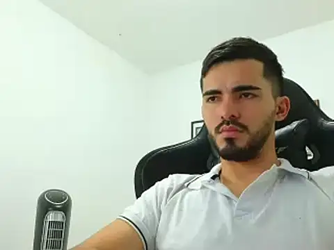 Snapshot of Massimoo_07 chatting on 12/22/24, 04:06 Massimoo 07 online show from 12/22/24, 04:06