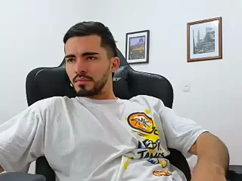 Snapshot of Massimoo_07 chatting on 12/22/24, 05:10 Massimoo 07 online show from 12/22/24, 05:10