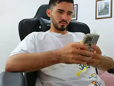 Snapshot of Massimoo_07 chatting on 12/22/24, 08:25 Massimoo 07 online show from 12/22/24, 08:25