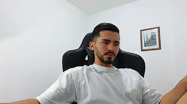 Snapshot of Massimoo_07 chatting on 12/25/24, 11:53 Massimoo 07 online show from 12/25/24, 11:53