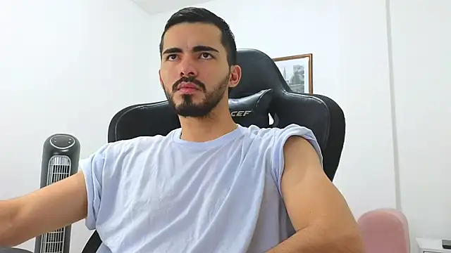 Snapshot of Massimoo_07 chatting on 12/30/24, 10:34 Massimoo 07 online show from 12/30/24, 10:34