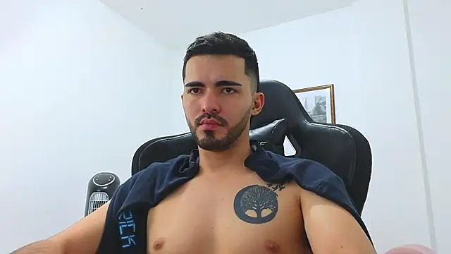 Snapshot of Massimoo_07 chatting on 01/04/25, 01:52 Massimoo 07 online show from 01/04/25, 01:52