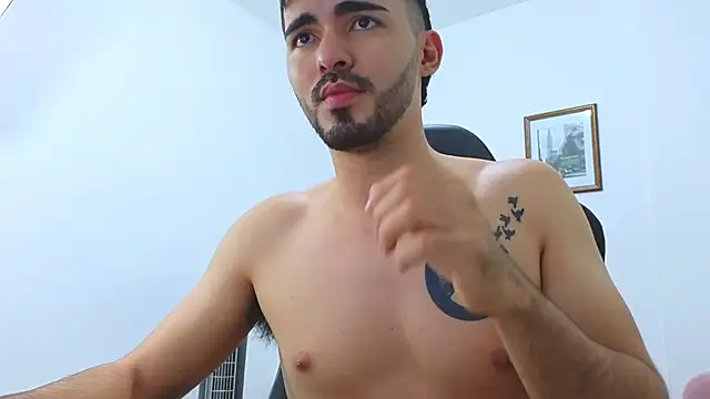 Snapshot of Massimoo_07 chatting on 01/04/25, 04:55 Massimoo 07 online show from 01/04/25, 04:55