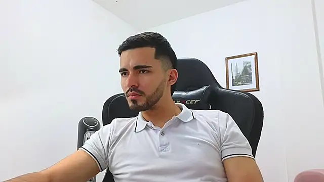 Snapshot of Massimoo_07 chatting on 01/04/25, 10:45 Massimoo 07 online show from 01/04/25, 10:45