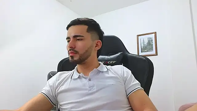 Snapshot of Massimoo_07 chatting on 01/05/25, 01:45 Massimoo 07 online show from 01/05/25, 01:45