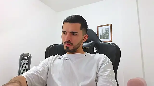 Snapshot of Massimoo_07 chatting on 01/07/25, 08:52 Massimoo 07 online show from 01/07/25, 08:52