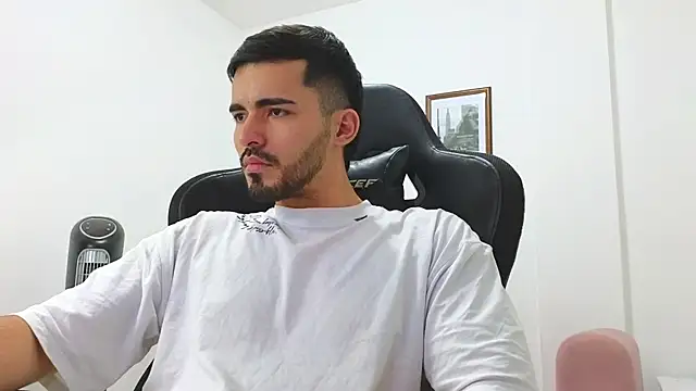 Snapshot of Massimoo_07 chatting on 01/07/25, 11:56 Massimoo 07 online show from 01/07/25, 11:56