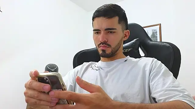 Snapshot of Massimoo_07 chatting on 01/08/25, 02:57 Massimoo 07 online show from 01/08/25, 02:57