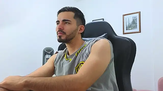 Snapshot of Massimoo_07 chatting on 01/08/25, 08:39 Massimoo 07 online show from 01/08/25, 08:39