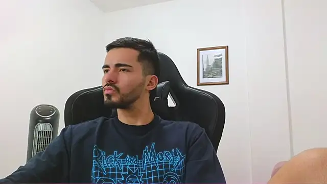 Snapshot of Massimoo_07 chatting on 01/10/25, 09:10 Massimoo 07 online show from 01/10/25, 09:10