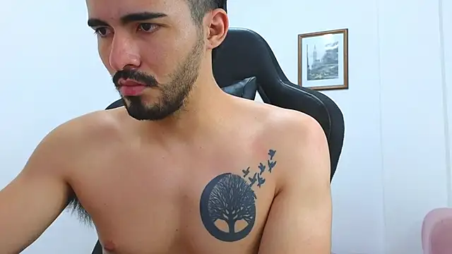 Snapshot of Massimoo_07 chatting on 01/15/25, 01:23 Massimoo 07 online show from 01/15/25, 01:23