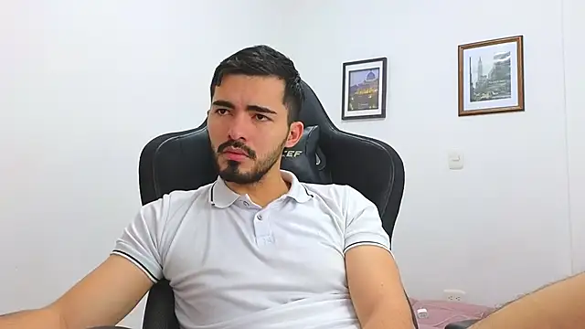 Snapshot of Massimoo_07 chatting on 01/18/25, 06:43 Massimoo 07 online show from 01/18/25, 06:43