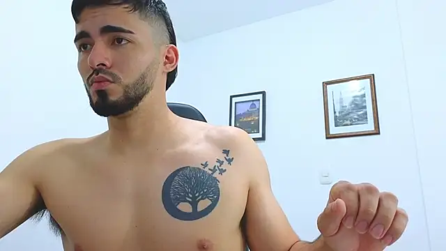 Snapshot of Massimoo_07 chatting on 01/23/25, 12:46 Massimoo 07 online show from 01/23/25, 12:46