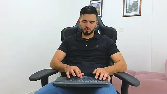 Snapshot of Massimoo_07 chatting on 01/25/25, 11:32 Massimoo 07 online show from 01/25/25, 11:32