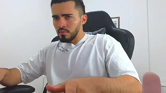 Snapshot of Massimoo_07 chatting on 01/30/25, 07:59 Massimoo 07 online show from 01/30/25, 07:59