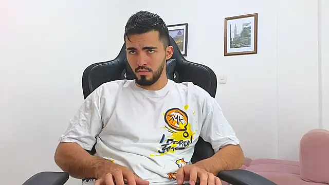 Snapshot of Massimoo_07 chatting on 02/01/25, 08:05 Massimoo 07 online show from 02/01/25, 08:05