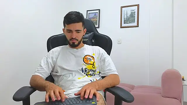 Snapshot of Massimoo_07 chatting on 02/01/25, 11:06 Massimoo 07 online show from 02/01/25, 11:06