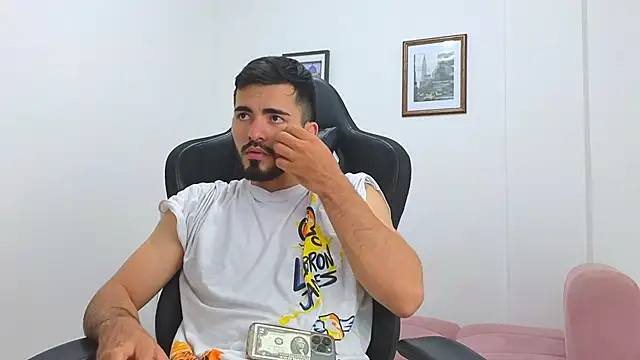 Snapshot of Massimoo_07 chatting on 02/02/25, 02:06 Massimoo 07 online show from 02/02/25, 02:06