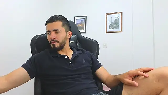 Snapshot of Massimoo_07 chatting on 02/05/25, 07:42 Massimoo 07 online show from 02/05/25, 07:42