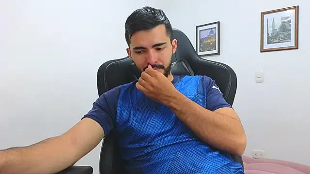 Snapshot of Massimoo_07 chatting on 02/08/25, 08:42 Massimoo 07 online show from 02/08/25, 08:42