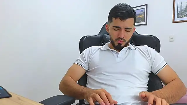 Snapshot of Massimoo_07 chatting on 02/14/25, 11:20 Massimoo 07 online show from 02/14/25, 11:20