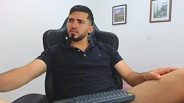 Snapshot of Massimoo_07 chatting on 02/15/25, 07:39 Massimoo 07 online show from 02/15/25, 07:39