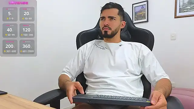 Snapshot of Massimoo_07 chatting on 02/18/25, 07:52 Massimoo 07 online show from 02/18/25, 07:52