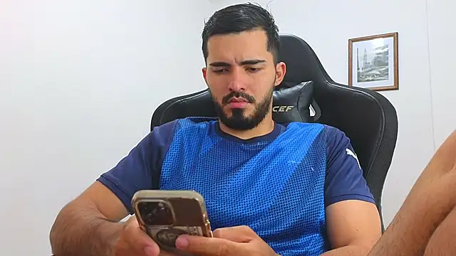 Snapshot of Massimoo_07 chatting on 02/24/25, 07:19 Massimoo 07 online show from 02/24/25, 07:19