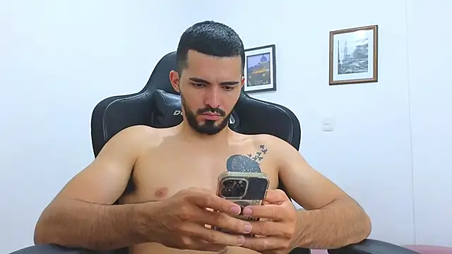 Snapshot of Massimoo_07 chatting on 03/08/25, 01:28 Massimoo 07 online show from 03/08/25, 01:28