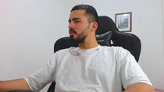 Snapshot of Massimoo_07 chatting on 03/12/25, 07:17 Massimoo 07 online show from 03/12/25, 07:17