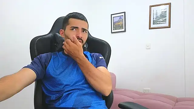 Snapshot of Massimoo_07 chatting on 03/13/25, 09:37 Massimoo 07 online show from 03/13/25, 09:37