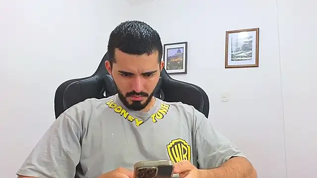 Snapshot of Massimoo_07 chatting on 03/18/25, 06:15 Massimoo 07 online show from 03/18/25, 06:15