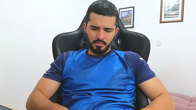 Snapshot of Massimoo_07 chatting on 03/19/25, 09:37 Massimoo 07 online show from 03/19/25, 09:37