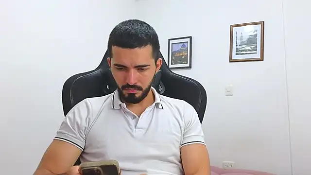 Snapshot of Massimoo_07 chatting on 03/21/25, 01:45 Massimoo 07 online show from 03/21/25, 01:45