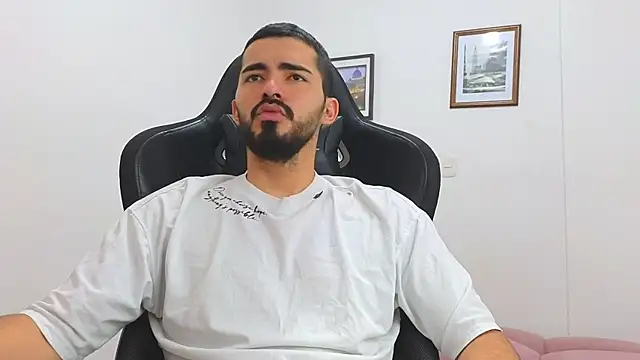 Snapshot of Massimoo_07 chatting on 03/21/25, 04:51 Massimoo 07 online show from 03/21/25, 04:51