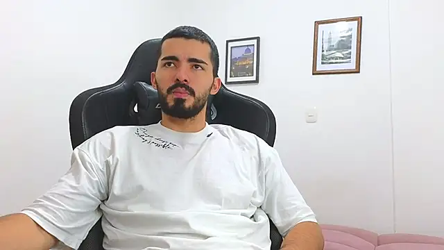 Snapshot of Massimoo_07 chatting on 03/21/25, 07:57 Massimoo 07 online show from 03/21/25, 07:57