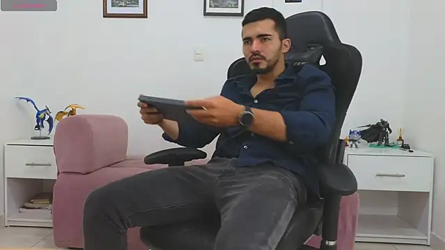 Snapshot of Massimoo_07 chatting on 10/04/25, 03:10 Massimoo 07 online show from 10/04/25, 03:10