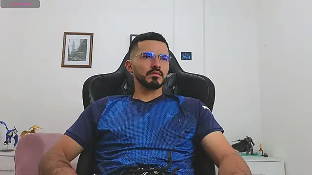 Snapshot of Massimoo_07 chatting on 10/14/25, 05:36 Massimoo 07 online show from 10/14/25, 05:36