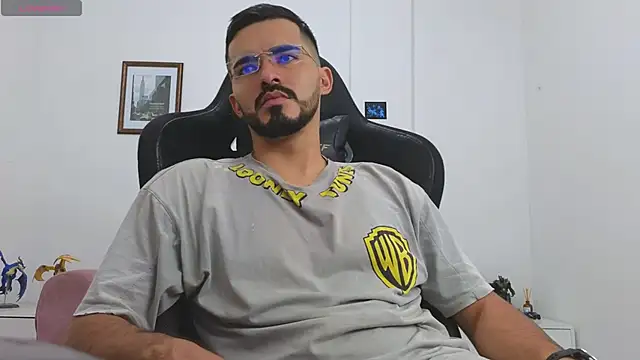 Snapshot of Massimoo_07 chatting on 10/15/25, 07:25 Massimoo 07 online show from 10/15/25, 07:25