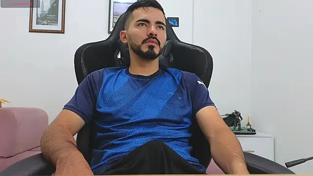 Snapshot of Massimoo_07 chatting on 10/18/25, 03:13 Massimoo 07 online show from 10/18/25, 03:13