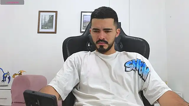 Snapshot of Massimoo_07 chatting on 10/21/25, 03:02 Massimoo 07 online show from 10/21/25, 03:02