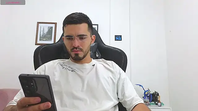 Snapshot of Massimoo_07 chatting on 10/25/25, 04:02 Massimoo 07 online show from 10/25/25, 04:02