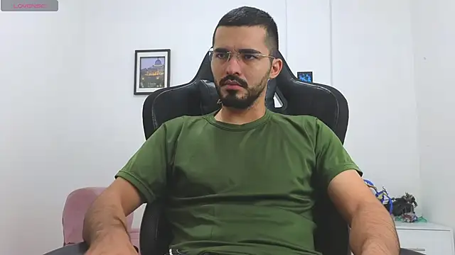 Snapshot of Massimoo_07 chatting on 12/20/25, 04:14 Massimoo 07 online show from 12/20/25, 04:14