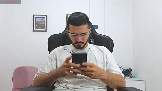 Snapshot of Massimoo_07 chatting on 12/21/25, 07:54 Massimoo 07 online show from 12/21/25, 07:54